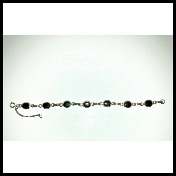 πHPπ VINTAGE Black Lucite 7 Cabochon Gold Tone Scarab Bracelet with Extender - Picture 6 of 6